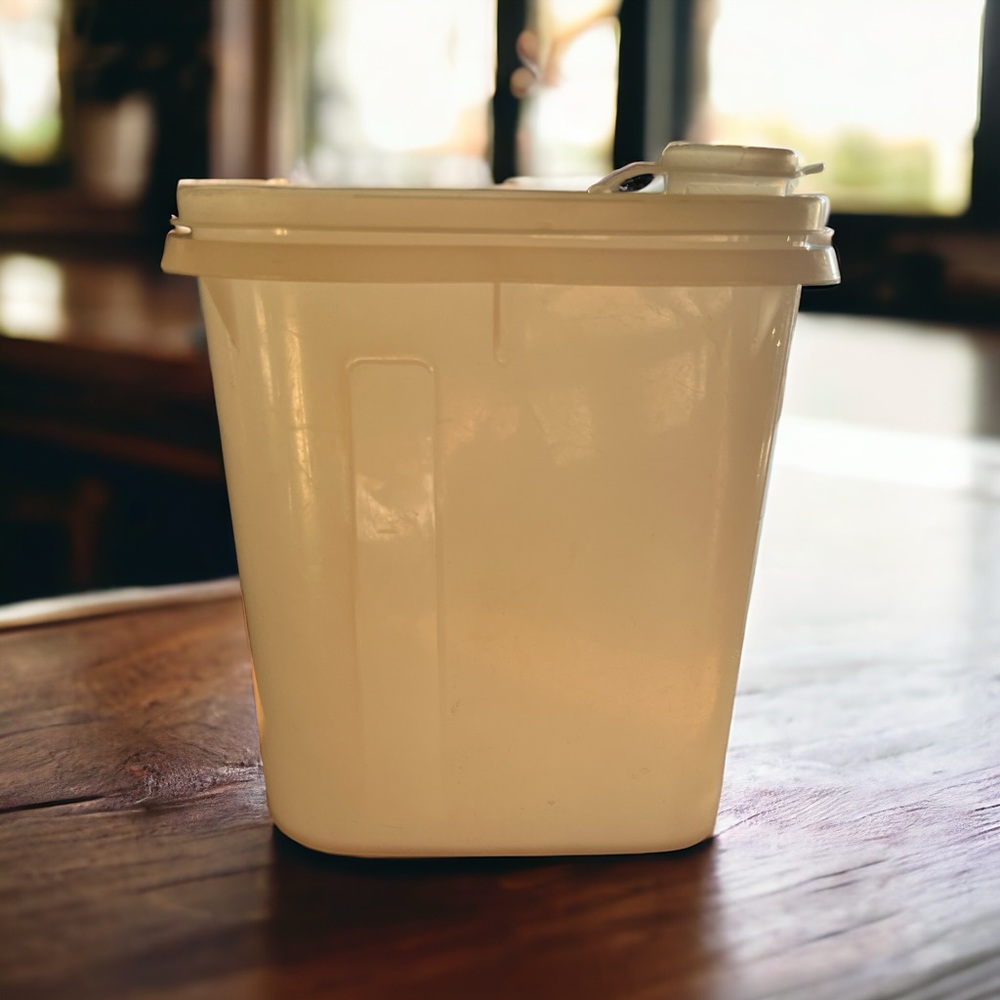 Vintage Tupperware 792-1
Beverage Buddy One Quart